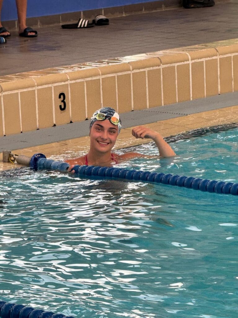 María Martínez sonríe en la piscina tras competir en natación