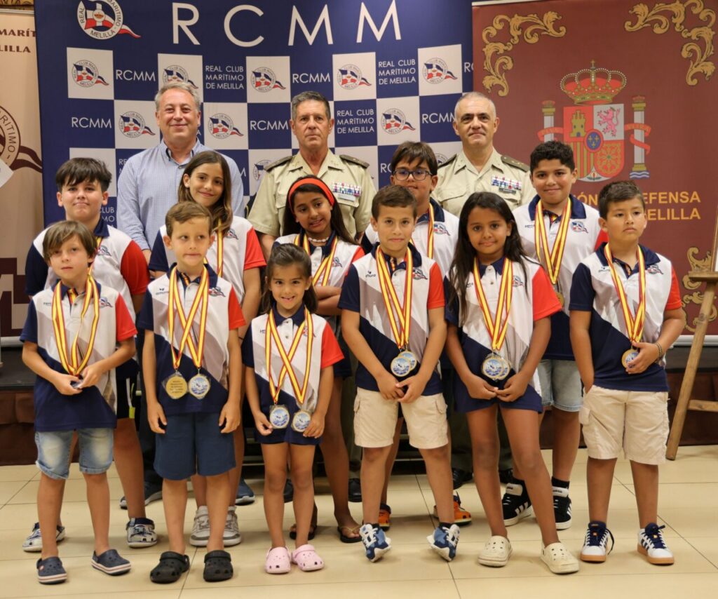 Grupo de niños con medallas en la VI Regata Delegación de Defensa en Melilla