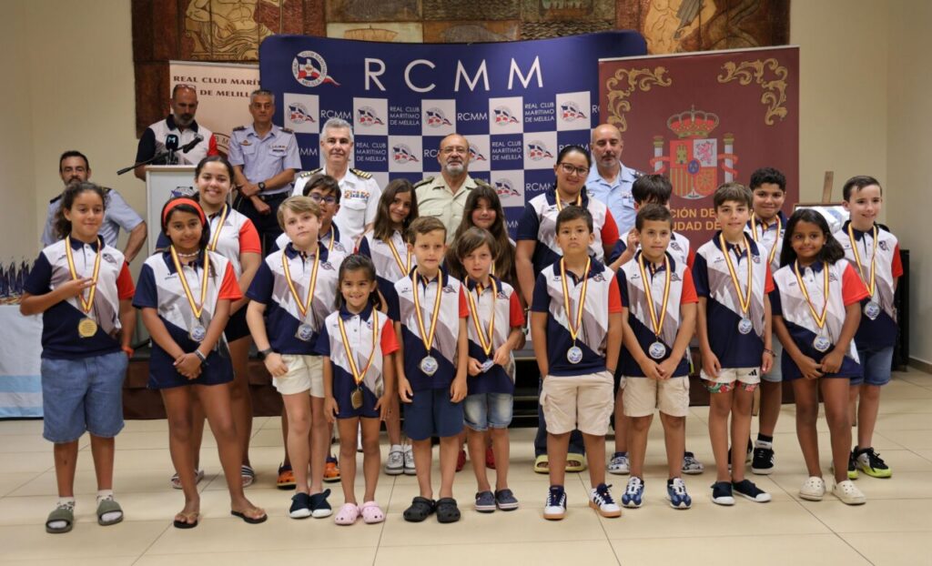 Niños con medallas en la entrega de trofeos de la regata en Melilla