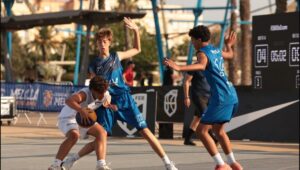 Jugadores compitiendo en un partido de baloncesto 3x3 en Melilla