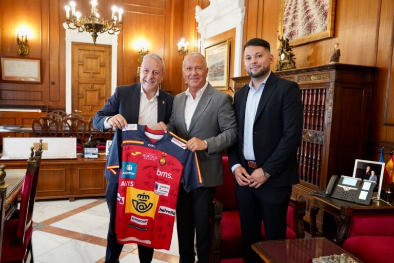 Reunión sobre balonmano en Melilla con representantes de la RFEBM
