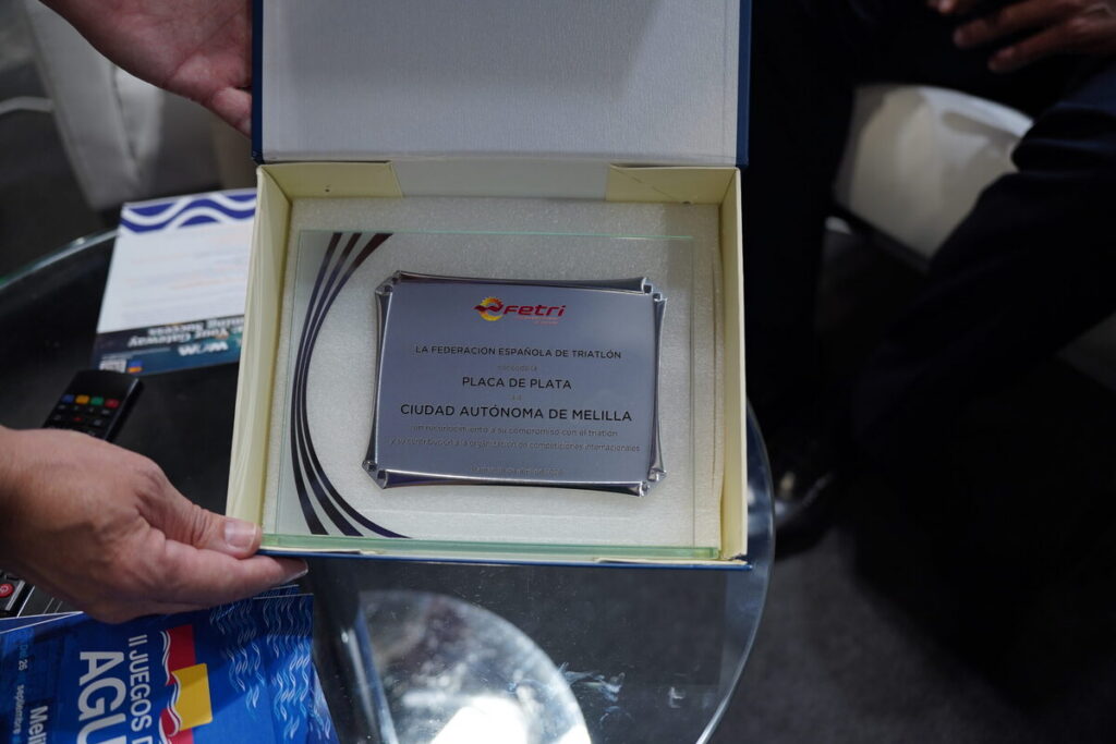 Placa de plata otorgada a Melilla Ciudad del Deporte por la Federación Española de Triatlón