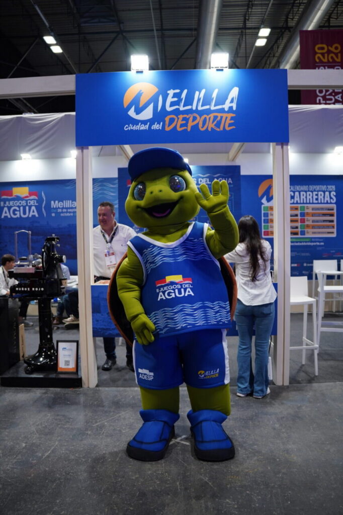 Mascota de Melilla en el Sports Summit de Madrid, representando los Juegos del Agua.