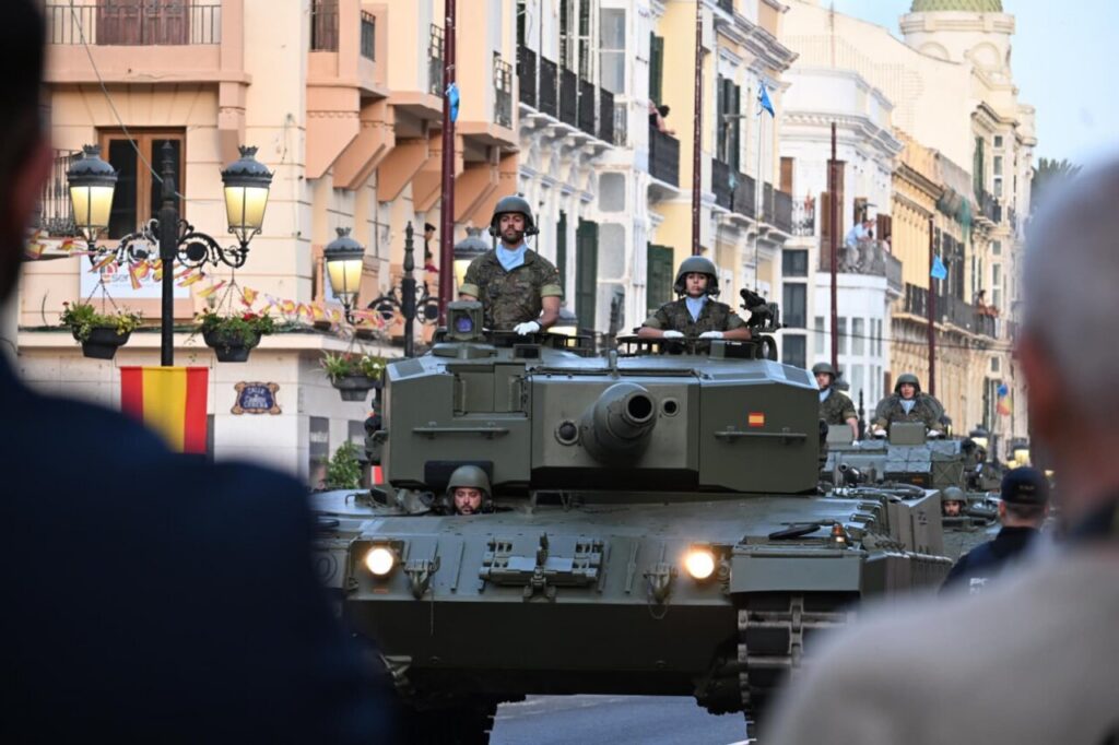 Desfile militar en Melilla con tanques y soldados en la avenida principal