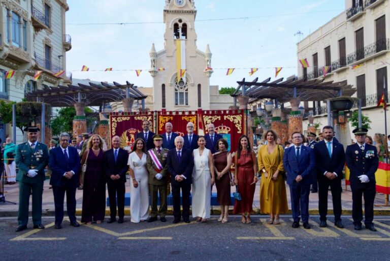 Acto solemne del Día de las Fuerzas Armadas en Melilla con autoridades y militares.