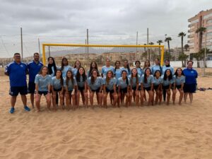 Equipo femenino de fútbol playa Sub-17 y Sub-20 de Melilla en la arena