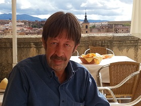 Retrato del periodista Fernando Belmonte Montalbán en un entorno urbano.