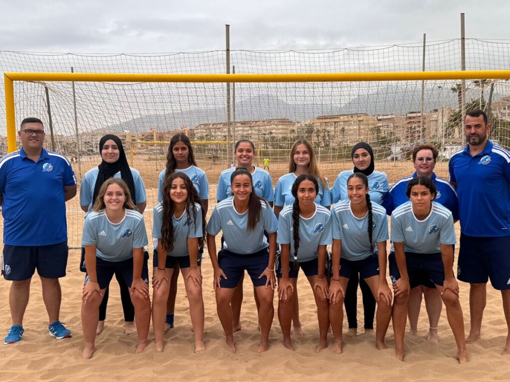 Equipo femenino Sub-20 de fútbol playa de Melilla posando en la arena