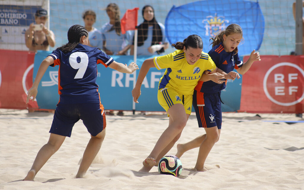 Jugadoras de la selección Sub-17 de Melilla compitiendo en fútbol playa