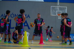 Entrenador explicando ejercicios a jóvenes jugadores de baloncesto