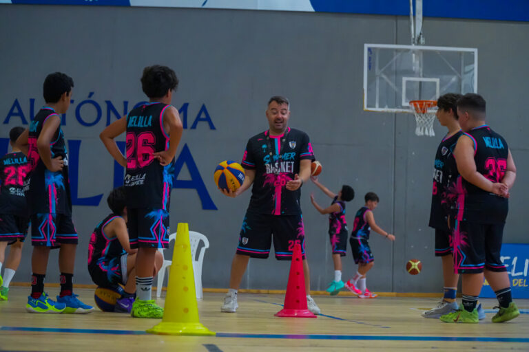Entrenador explicando ejercicios a jóvenes jugadores de baloncesto