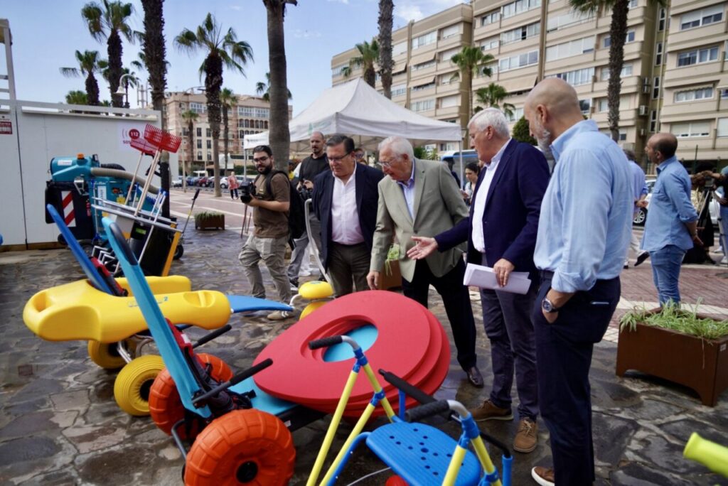 Presentación de nuevos servicios para la temporada de playas en Melilla