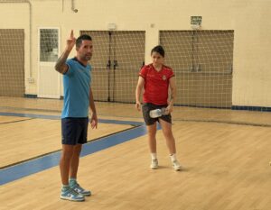 Entrenador Gustavo Bravo dirigiendo un entrenamiento del Melilla Torreblanca C.F.