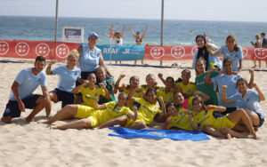 Equipo de fútbol playa Sub-17 de Melilla celebrando su victoria en la arena