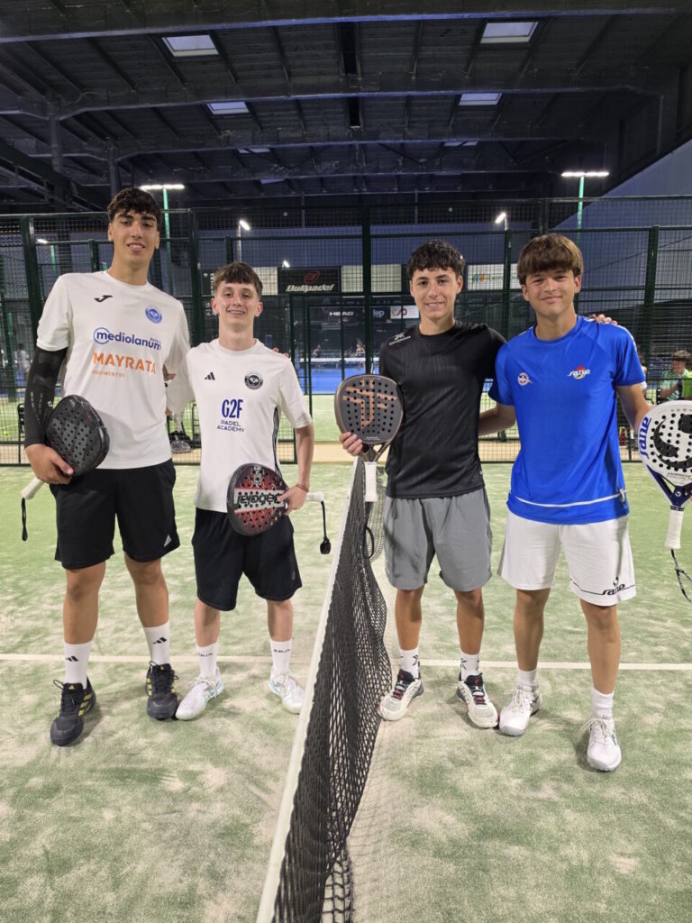 Cuatro jóvenes jugadores de pádel en una competición en Pamplona
