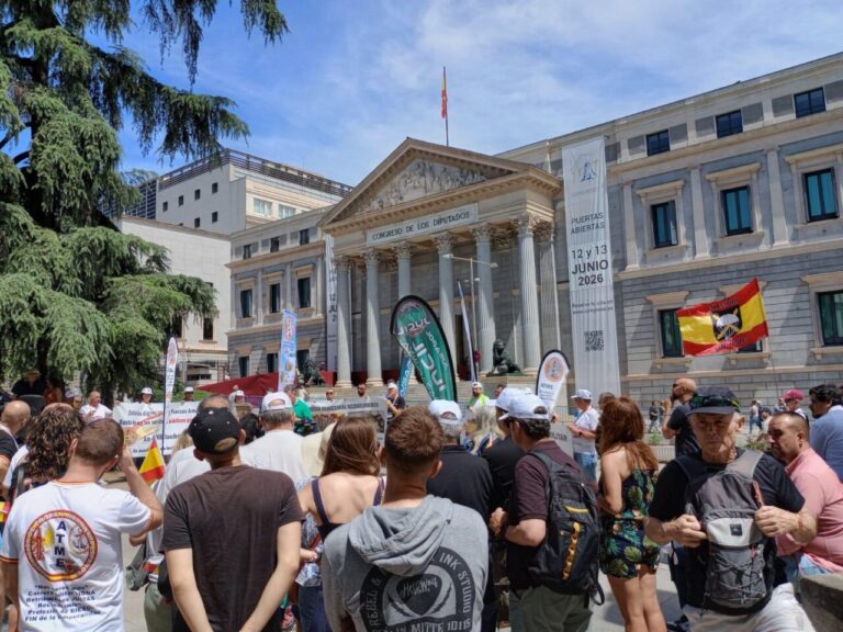 Manifestación de militares frente al Congreso de los Diputados en Madrid