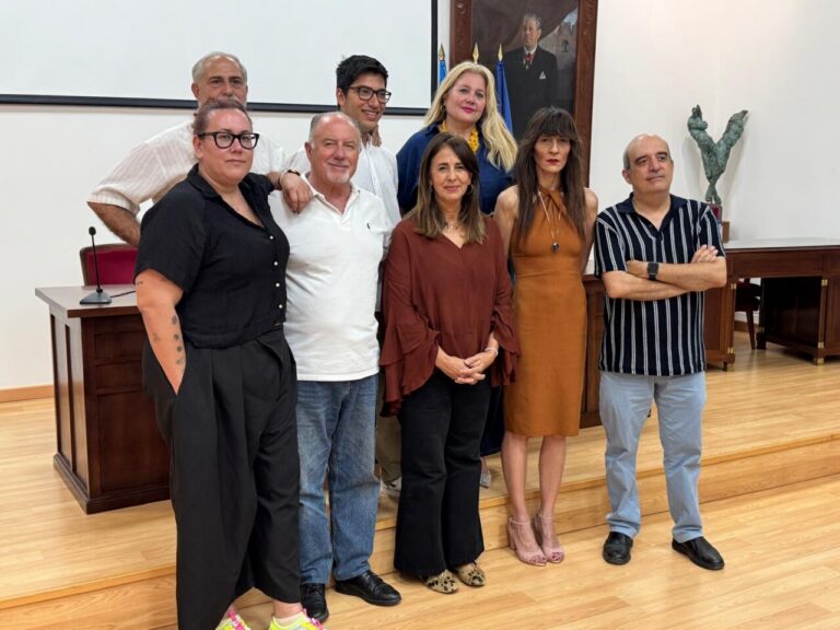 Grupo de escritores e ilustradoras locales presentando la antología Miradas que unen