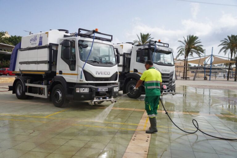 Camiones hidropresores de limpieza en Melilla con operario trabajando
