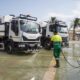 Camiones hidropresores de limpieza en Melilla con operario trabajando