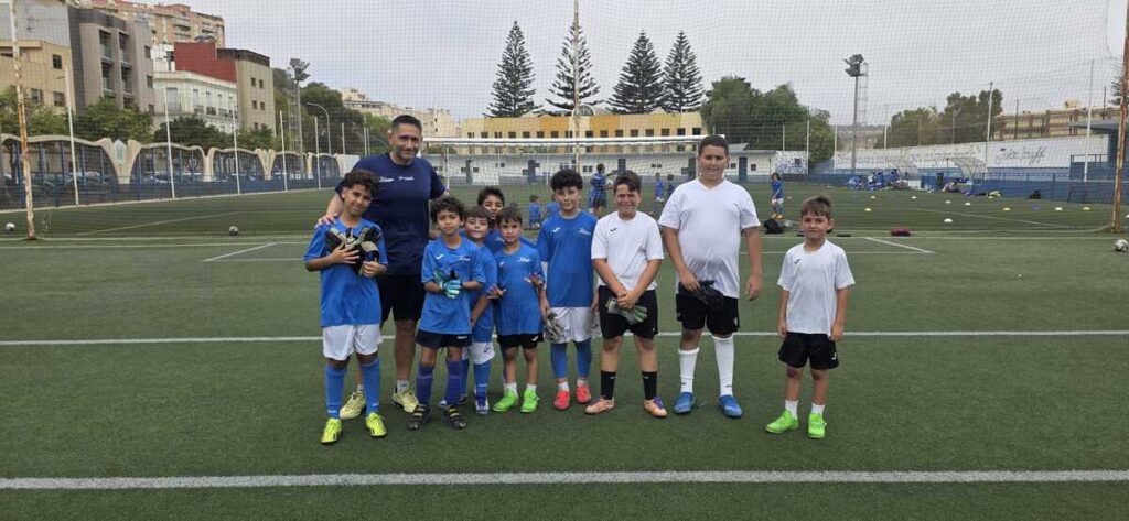 Grupo de niños en un campo de fútbol durante un entrenamiento