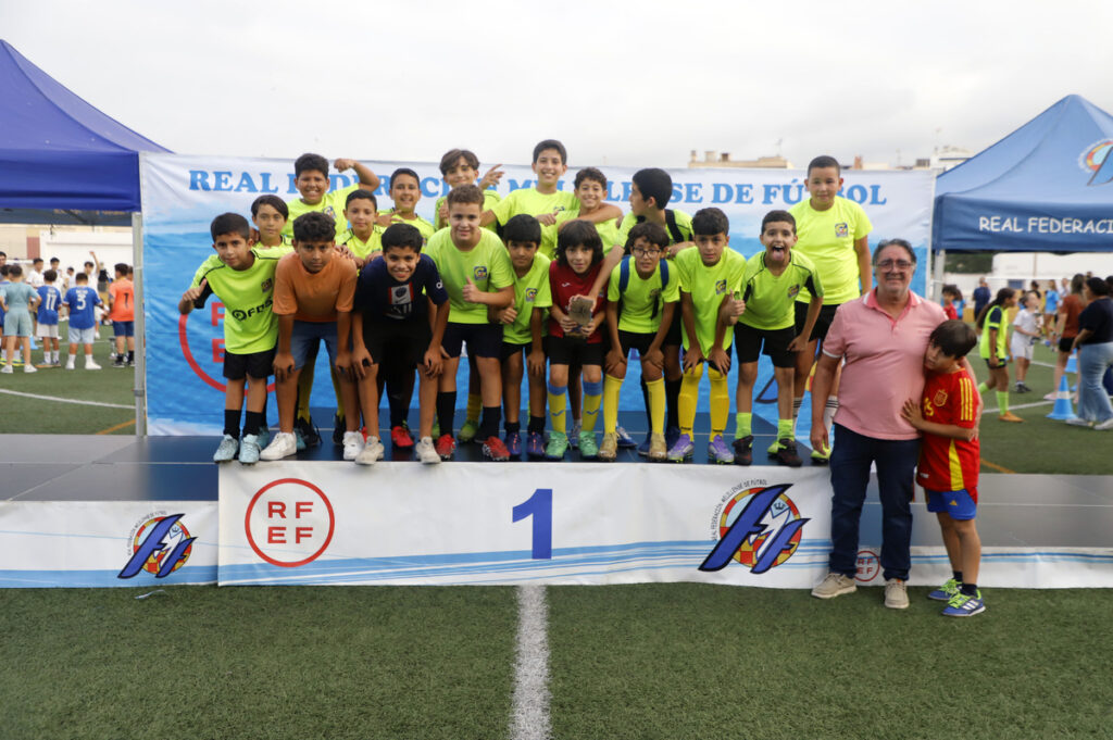 Grupo de niños sonrientes en un torneo de fútbol