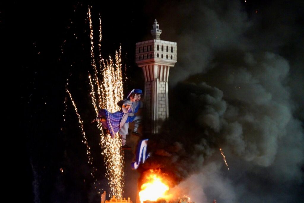 Celebración de la Noche de San Juan en Melilla con fuegos artificiales y hoguera