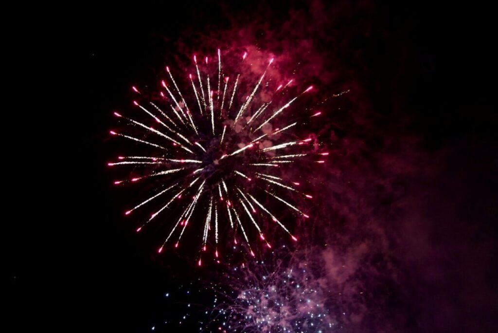 Fuegos artificiales iluminando el cielo durante la Noche de San Juan en Melilla