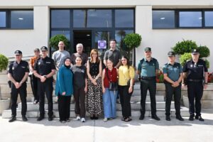 Grupo de personas en el puesto fronterizo de Beni-Enzar