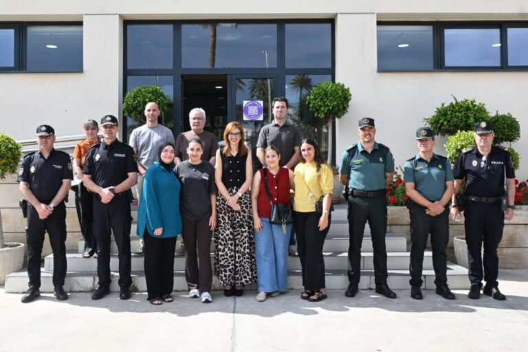 Grupo de personas en el puesto fronterizo de Beni-Enzar