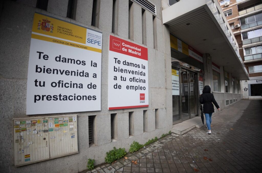 Exterior de una oficina de empleo en Madrid con carteles de bienvenida