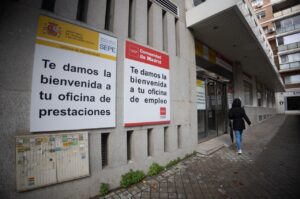 Exterior de una oficina de empleo en Madrid con carteles de bienvenida
