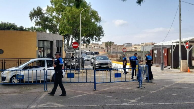 Policías en el puesto fronterizo de Beni-Enzar en Melilla