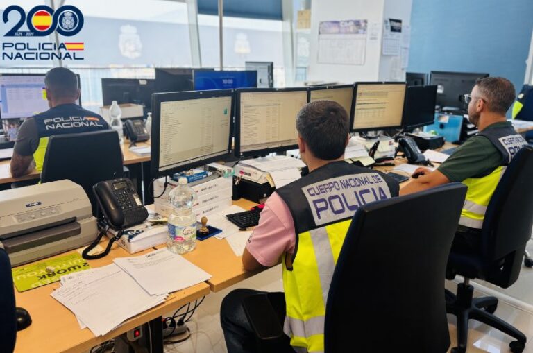 Agentes de la Policía Nacional trabajando en la desarticulación de una red de inmigración en Melilla.