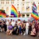 Grupo de personas celebrando el Orgullo Norte de África con banderas LGTBIQ+