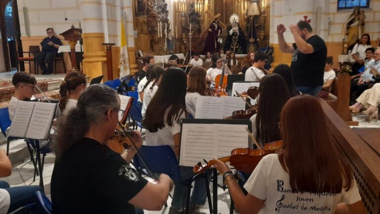 Músicos de la Orquesta Joven Ciudad de Melilla tocando en un concierto