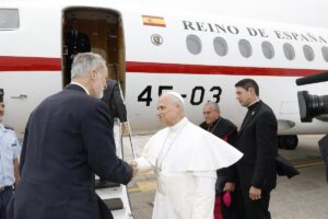 El Papa saludando a un dignatario en un avión del Reino de España