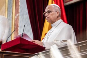 El Papa León XIV dando un discurso en el Congreso de los Diputados en España.