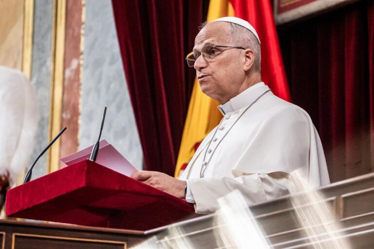 El Papa León XIV dando un discurso en el Congreso de los Diputados en España.
