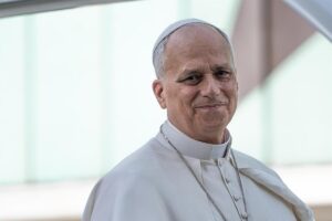 El papa León XIV sonríe durante un evento en Montserrat.
