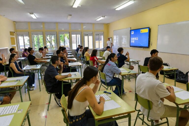 Estudiantes realizando la Prueba de Acceso a la Universidad en Melilla