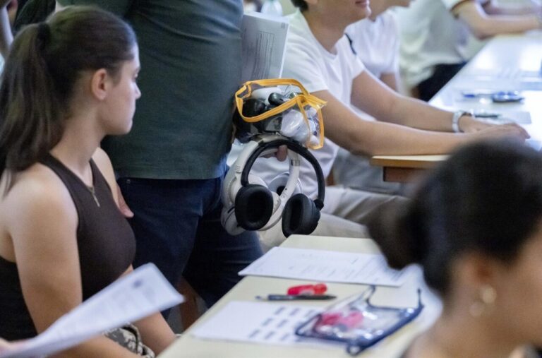 Estudiantes en examen con dispositivos de radiofrecuencia en Madrid