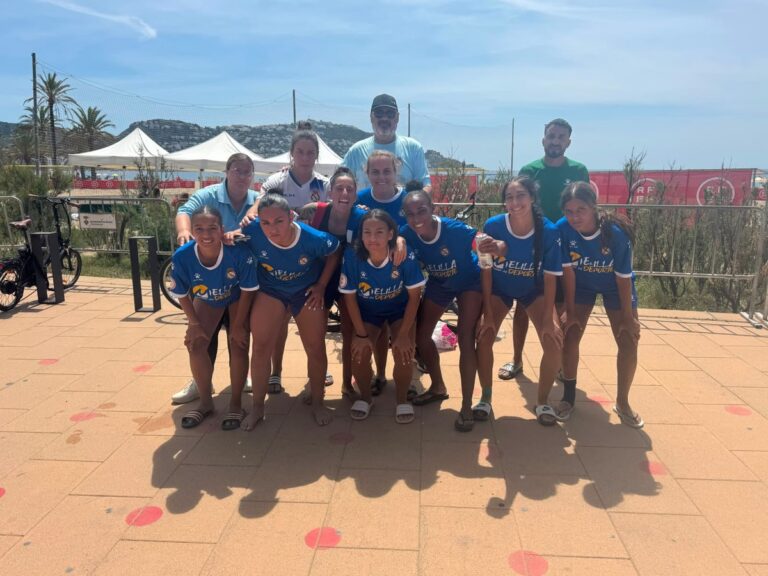 Jugadoras de la Peña Real Madrid en la playa durante un torneo de fútbol.