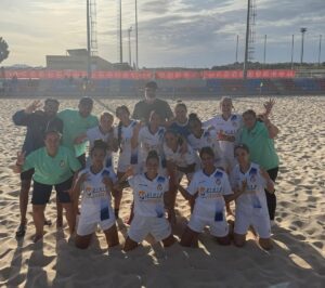 Equipo femenino de fútbol playa de la Peña Real Madrid posando en la arena