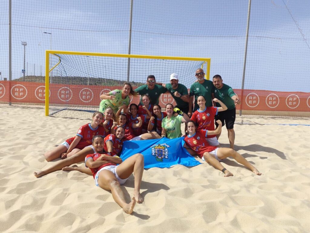 Jugadoras del C.D. Higicontrol Melilla B celebrando en la playa