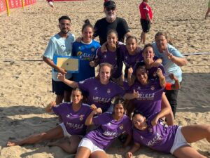 Equipo femenino de fútbol playa de la Peña Real Madrid en Murcia