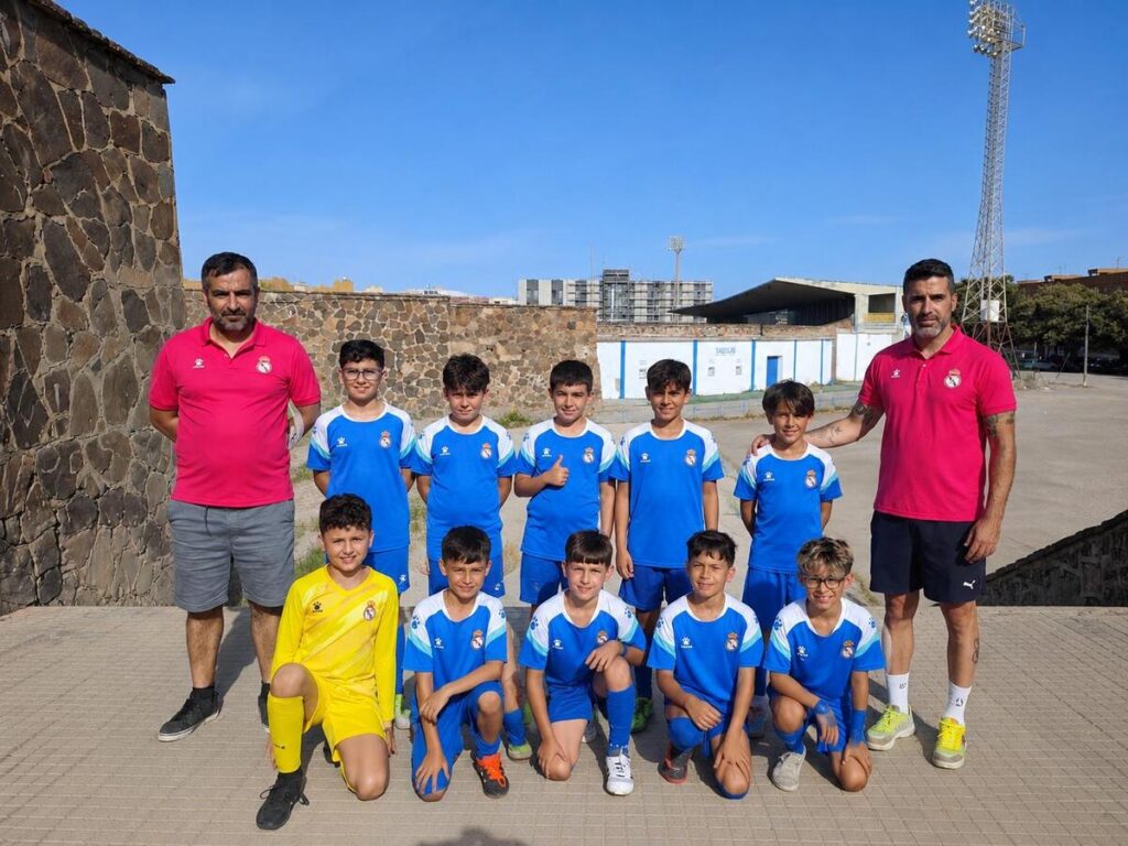 Equipo de fútbol sala Benjamín de la Peña Santillana posando en el campo
