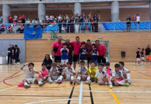 Equipo de fútbol sala Peña Santillana posando tras un partido