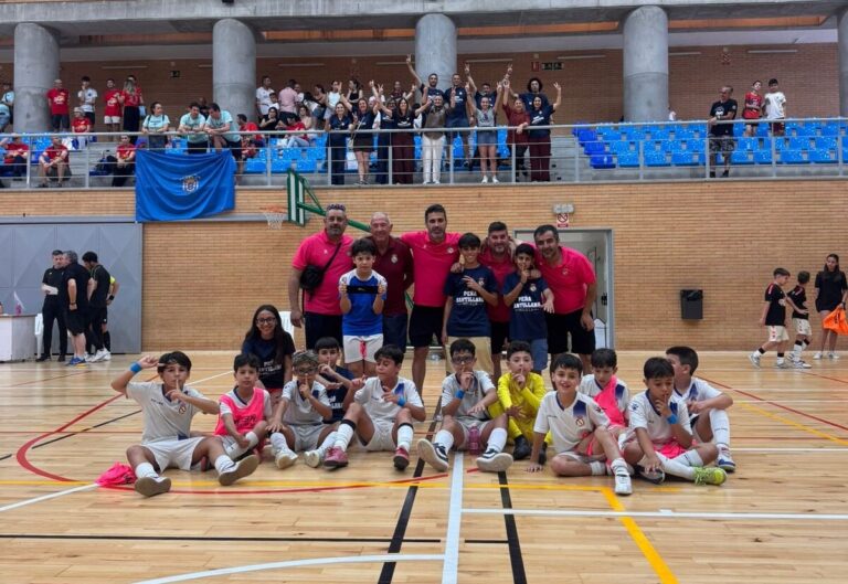 Equipo de fútbol sala Peña Santillana posando tras un partido