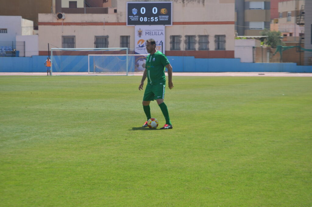 Pepe Galán durante un homenaje en el campo de fútbol de Melilla