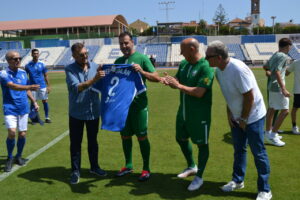 Pepe Galán recibiendo camiseta conmemorativa de la U.D. Melilla